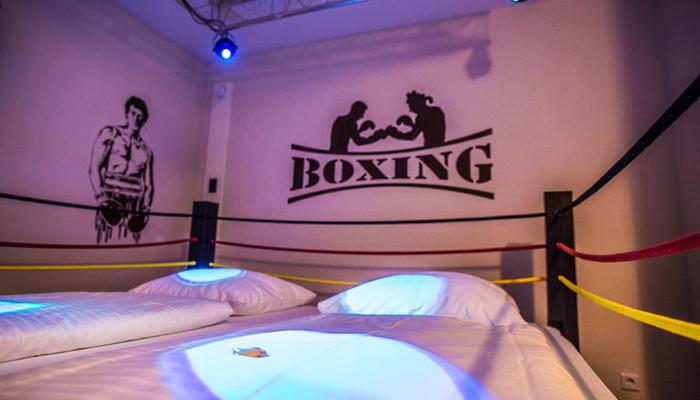 Bett als Boxring gestaltet im Landhotel Beverland