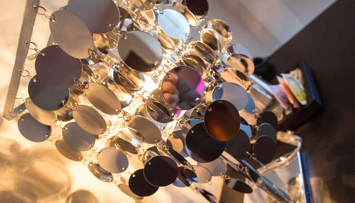 Silbern glitzernde Nachttischlampe im Disco Themenzimmer