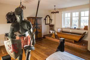 Die Mittelalter Junior Suite mit Himmelbett und Holzbadewanne im Themenhotel Beverland bei Münster.