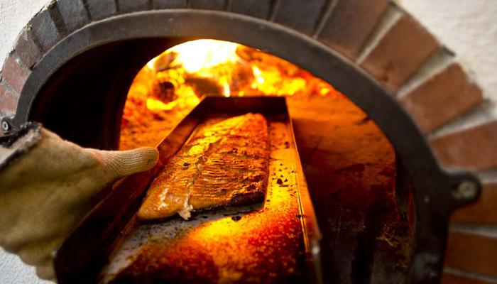 Flammlachs aus dem Steinofen