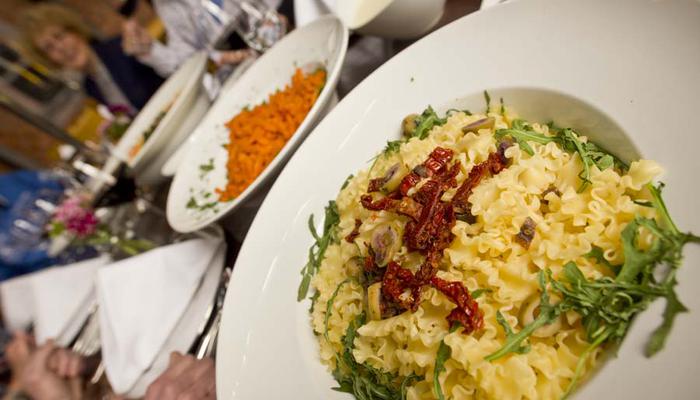 Pastaparty ist ein Essen mit vielen verschiedenen frisch gemachten Pastasorten