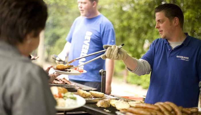 Grillpicknick auf dem Hof Beverland