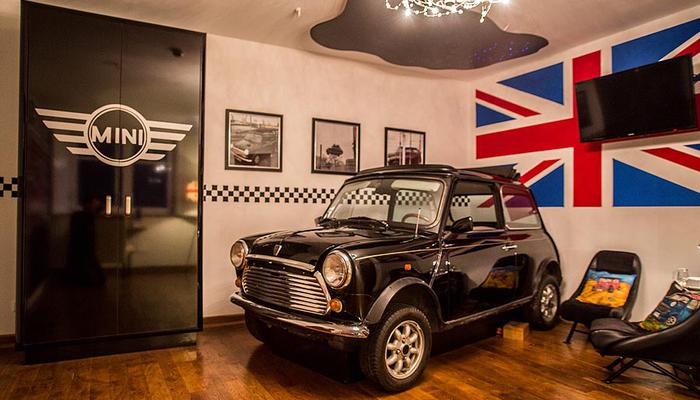 Das Hotel Themenzimmer Mini Cooper im Hotel Beverland