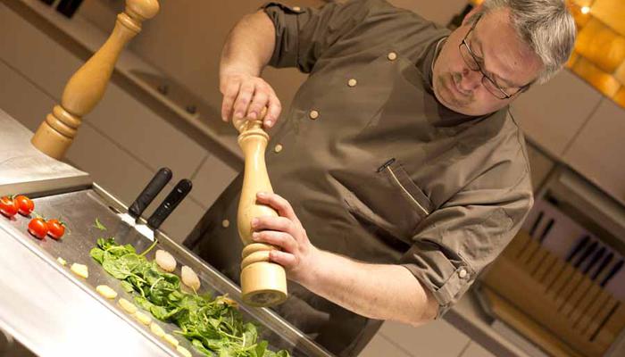 Küchenchef Stephan Siemon am Teppanyaki