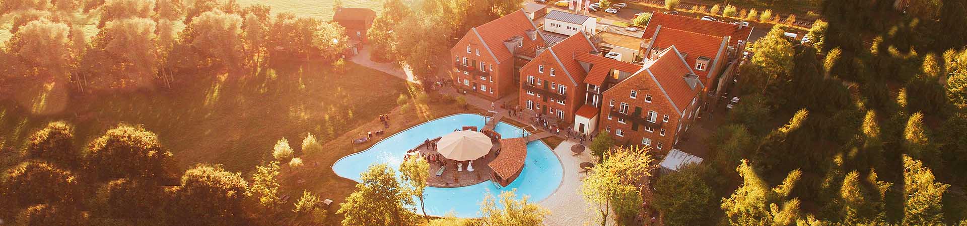 Pool mit Insel im Beverland Gruppen-Resort